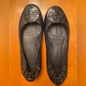 Tory Burch size 9.5 navy pattern leather Reva flat